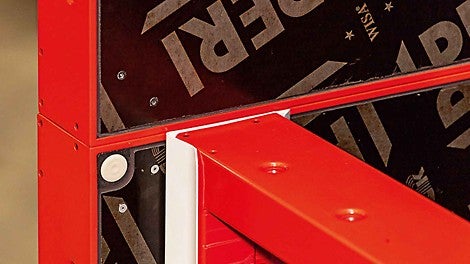 The chamfer strip with a 15 mm edge length is easily attached to the column panel without requiring any additional fastening means.