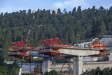מערכת הVBC מצויידת בסט הידראולי מלא המאפשר כיוונון ושינוע התבניות כמו גם שינוי החתך תוך כדי תנועה.