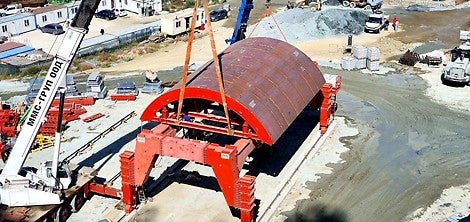 Асемблиране на кофражната количка и обшивката на площадка пред портала на тунела 