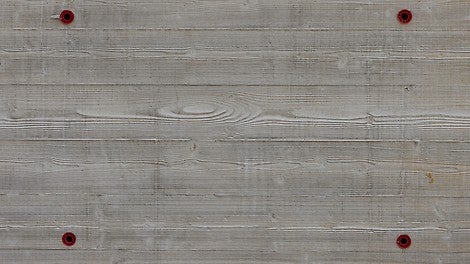 Odcisk w betonie odwzorowujący strukturę deski.