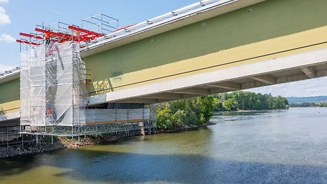 Eine PERI Gerüstlösung in Form zweier fahrbarer Hängegerüste ist Grundlage für die Betriebs- und Versorgungssicherheit während der gesamten Sanierungsphase.