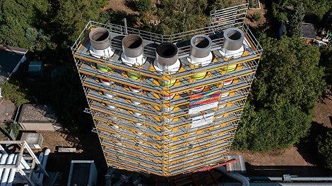 PERI UP und VARIOKIT bildeten eine kombinierte Systemlösung für die V-förmig angeordneten Rundschornsteine inklusive der weitgespannten Überbrückung im Bereich der Rohrzuleitungen.