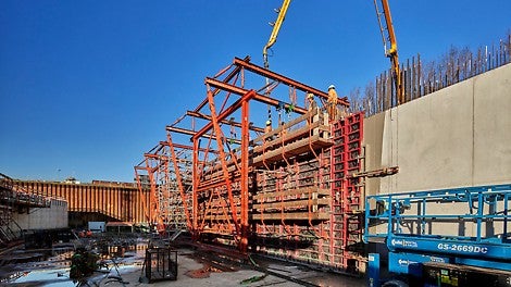 VARIOKIT Portaalwagens, voorzien van PERI-UP toegangstrappen, zijn ingezet voor het verplaatsen van de MAXIMO wandbekisting van het Middentunnelkanaal. 