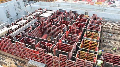 Arinapalkisto pysäköintikansien vieressä tulee toimimaan sen päälle tulevaisuudessa rakennettavien kerrostalojen perustuksena.