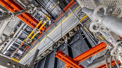 Die mit DW 15 Ankerstäben und Stahlriegeln aus dem PERI Schalungsportfolio abgehängten Beleuchterstege über zwei Etagen hinweg, stellten eine große Herausforderung an alle Beteiligten dar.