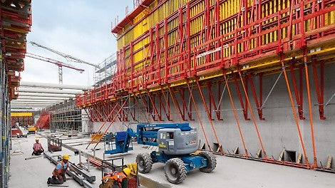 Teises betoneerimistsüklis kasutati 7.80 m kõrge VARIO GT 24 talaseinaraketisel tellinguna SCS ronisüsteemi. (Foto: PERI GmbH)<br/>