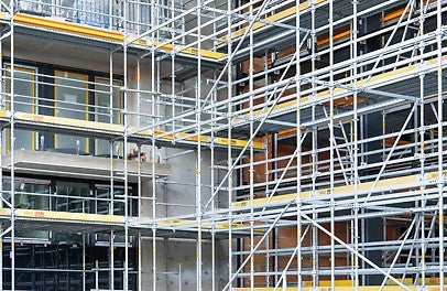 Debido a los paneles prefabricados de muro verde, las opciones de anclaje para el andamio de la fachada eran limitadas. Los ingenieros de PERI solucionaron este problema anclando el andamio de la fachada directamente al andamio modular, lo que proporciona estabilidad y seguridad. (Foto: PERI Hungría)<br/>