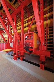The newly developed longitudinal girder consists of a lightweight travelling beam and V-posts. As the VARIOKIT grid dimensions of 125 mm formed the basis for this new construction, this provides improved adaptability. The new system hydraulics have been developed to deal with the tough daily working conditions in tunnel construction.