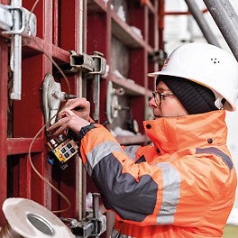 L’installation des capteurs de température est très simple : ils sont d’abord reliés aux boîtiers pour transmettre les données à l’unité principale.