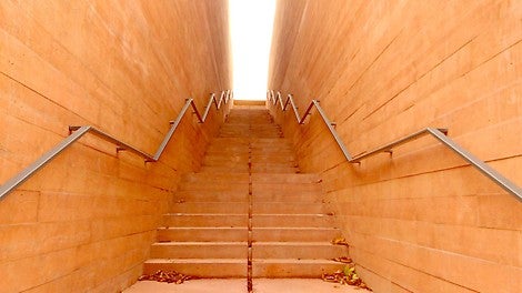 Założeniem architekta jest zachowanie charakteru XIX-wiecznych kazamatów oraz podkreślenie surowego klimatu radzieckich więzień i wtopienie muzeum w otoczenie. Taką rolę pełni beton barwiony w masie w kolorze cegły, formowany w deskowaniach o poszyciu tradycyjnym.