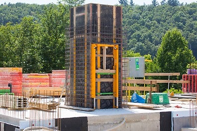 Die Aussparungsschalung nach dem Baukastenprinzip ist flexibel an die geplanten Öffnungsmaße anpassbar und vielfach wiederverwendbar.