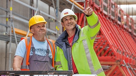 Vor Ort unterstützte ein PERI Richtmeister das Baustellenteam dabei, die Schalungs- und Gerüstsysteme von Beginn an effizient einzusetzen.