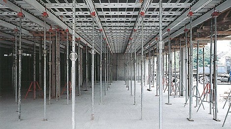 &lt;p&gt;Jedno z prvn&amp;iacute;ch nasazen&amp;iacute; lehk&amp;eacute;ho stropn&amp;iacute;ho bedněn&amp;iacute;&amp;nbsp;SKYDECK v Česk&amp;eacute; republice. Se syst&amp;eacute;mem padac&amp;iacute; hlavy je&amp;nbsp;umožněno časn&amp;eacute; odbedněn&amp;iacute; a&amp;nbsp;sn&amp;iacute;žen&amp;iacute; z&amp;aacute;sob materi&amp;aacute;lu na stavbě.&lt;/p&gt;<br/>