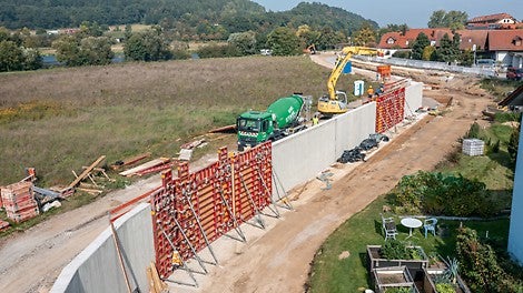 Die einseitige Bedienbarkeit der MAXIMO Rahmenschalung erspart wertvolle Zeit insbesondere bei den Lückentakten mit längeren Zugangswegen.