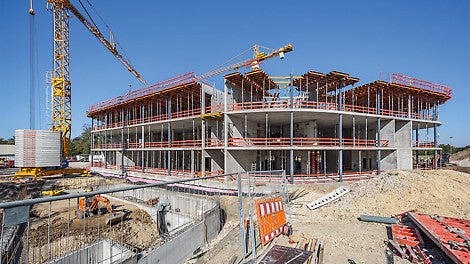 Die SRU Jochträger der VARIODECK Tische erlauben große Auskragungen am Deckenrand.