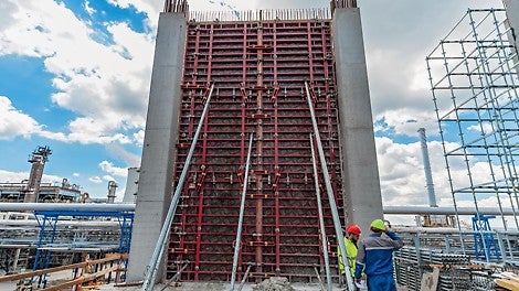 Bednění stěn mezi sloupy systémovým bedněním MAXIMO.