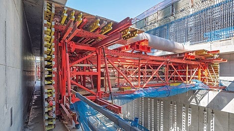 Pomocou debniaceho vozíka obsluhovaného hydraulicky, ktorý pozostáva z prvkov stavebnice pre inžinierske stavby VARIOKIT, mohli byť steny a železobetónové nosníky betónované naraz. Tým došlo k minimalizácii množstva spojov ako aj k úspore času a nákladov potrebných na montáž.<br/>