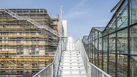 Montage von PERI UP Modulgerüst und der PERI UP Public Treppe zur Renovierung der Schokoladenfabrik. (Foto: PERI SE)