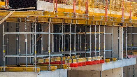 Zbog većeg raspona greda na atrijumu kao i na vrhu objekta, gde su delovi ploča istureni u odnosu na ploče niže etaže, u cilju premošćavanja zahtevne konstrukcije korišćena je kombinacija RCS šina, Rosett nosive skele i MULTIFLEX oplate ploča.