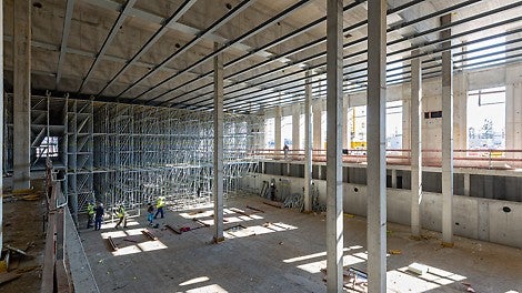 U 50 m dlouhého a 25 m širokého školního plaveckého bazénu bylo nasazeno pro odvedení zatížení lešení PERI UP.