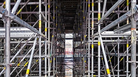 PERI UP understödning med trapptorn samt gångplan för säkert arbete med höjdjustering och säker avformning. 