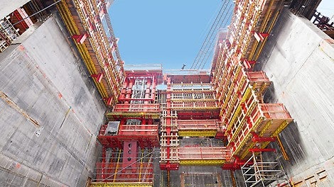 Бетонораспределительная стрела и лестницы доступа двигаются вверх вместе с самоподъемной системой ACS без помощи крана.