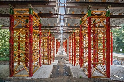 Tragfähig: VST Schwerlasttürme auf Basis des VARIOKIT Ingenieurbaukastens tragen bis zu 700 kN pro Stiel sicher ab.