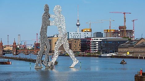 Im Berliner Ortsteil Friedrichshain auf dem Gelände des ehemaligen Ostgüterbahnhofs wachsen rund um die Mercedes-Benz Arena neue Gebäude mit rasanter Geschwindigkeit in die Höhe.