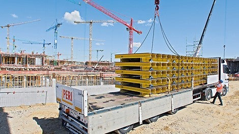 Die Deckentische werden von PERI vormontiert und just in time zur Baustelle geliefert.