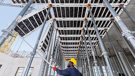 The SKYMAX panels are inserted into the head with minimal effort and swivelled upwards from the safe lower level.