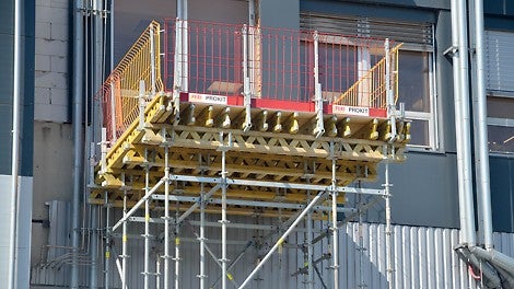 Transportní plošina s únosností až 11 t pro<br/>zavážení nových technologií do budovy.