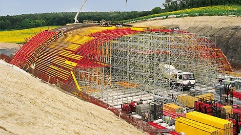 Podskružení s lešením PERI UP Rosett bylo navrženo a smontováno na základě typových zkoušek. Velmi krátká doba výstavby vyžadovala podepření celých 75 m najednou.
