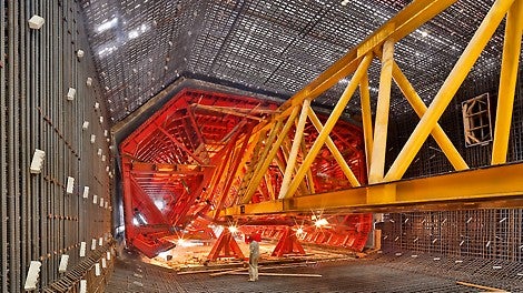 The internal formwork moves hydraulically over the launching beam into the reinforcement cages.