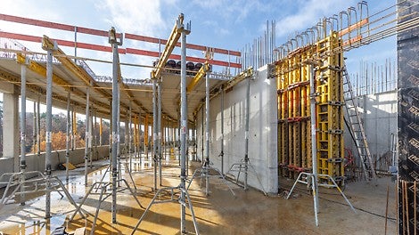 Rund geht es auch im Gebäudeinnern zu. Hier bestimmen zudem Sichtbetonflächen die Gebäudearchitektur.