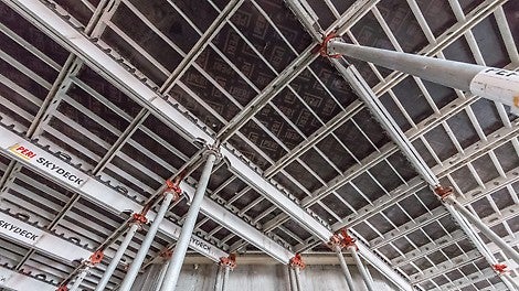 SKYDECK楼板模板系统不仅可以实现模板的早拆，而且还能对不断变化的楼板结构灵活适应。