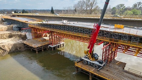 VRB rešetka je korišćena za premošćavanje centralnog raspona ukupne dužine 28m, koje se oslanjaju na VST tornjeve visine 8m