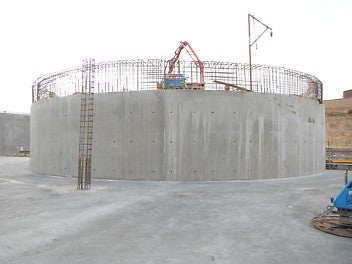 RUNDFLEX formwork adjusted to meet individual radi measurements for all circular distillery tanks
