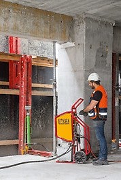 The RCS Climbing Protection Panel units climb crane-independently with the help of mobile self-climbing devices to the next floor each time.