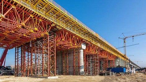 Formiranjem teške skele od VST tornjeva i ALPHAKIT rešetki, postavljene na svakih 12-14 m, preduzete su dodatne mere, kako bi se omogućio bolji protok incidentne vode u slučaju pojave vodostaja na koti višoj od nasipa i grudobrana.