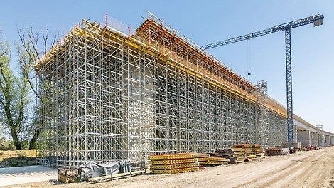 PERI UP nosiva skela korišćena je za podupiranje MULTIFLEX oplate ploča od drvenih nosača na visini i do 20,00 m.