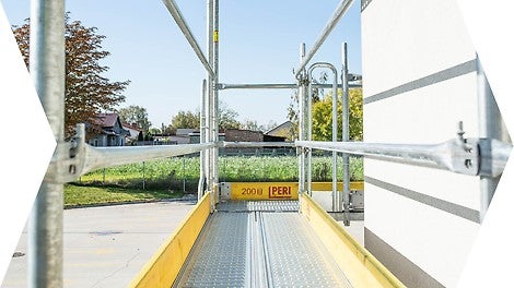 Bezpieczne warunki pracy. Płaska, szczelna i antypoślizgowa powierzchnia pomostu. Podesty PERI UP posiadają zintegrowane zabezpieczenie<br/>przed podnoszeniem.<br/>