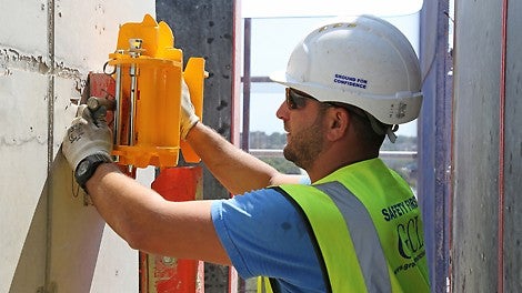 Die Arbeitsbühnen werden mithilfe eines Kletterschuhs geführt an den Schienen befestigt. Das macht den Aufstieg besonders sicher. Sie können die Kletterschuhe dabei bequem auf Sichthöhe installieren – ganz ohne Leiter.