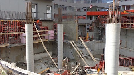 Prístavbu tvorí sústava železobetónových stĺpov kruhového prierezu 400 mm a železobetónová stena hrúbky 350 mm. Steny boli realizované so systémom DOMINO.