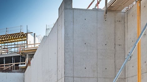 Regularny układ połączeń oraz otworów po ściągach deskowania MAXIMO dla ścian widokowych sali balowej