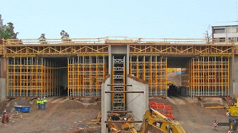 Tunnelin väliseinien molemmilla puolilla holvien tuennoissa oli oltava työmaaliikenteen oviaukko.