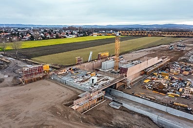 MAXIMO Rahmenschalung als Standardschalung | Standarddeckentisch-System MULTIFLEX mit VT20 Schalungsträgern und MULTIPROP Stützen als Unterstellung der auskragenden Deckenteile im Sichtbetonbereich