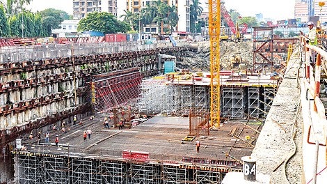 Esimene väljakutse seisnes välisseinte betoneerimises, sest nende puhul oli tegemist ühepoolse raketisega ja tõmbide kasutamine ei olnud võimalik.<br/>(Foto: PERI GmbH)<br/>