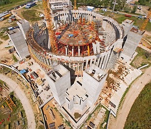 The construction of the tempel consists of reinforced concrete frames arranged in circle on a base area in the form of a Greek cross – a cross with four equally long arms.