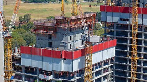 תבניות ואריו על גבי פלטפורמות CB מטפסות בעזרת מנוף עבור גרעין מטפס מראש.