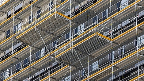 Die auskragenden Absetzbühnen sind mithilfe von Knotendiagonalen ausgebildet, die ebenso wie die Horizontalriegel direkt am Gerüstknoten des Easy Stiels anschließen.